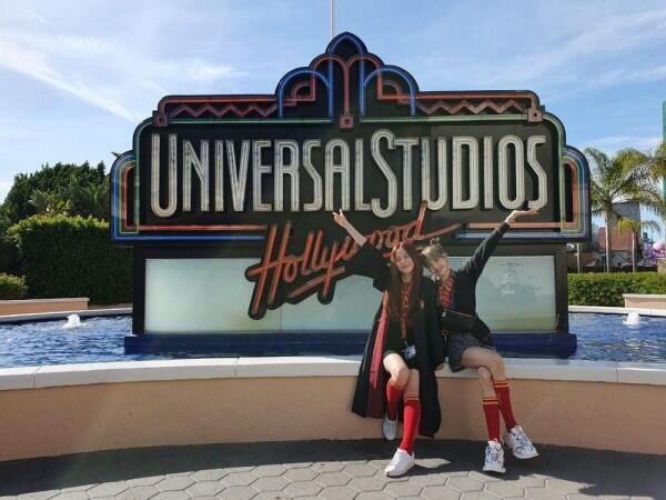 10 Gaya Fashionable BLACKPINK jadi Turis di Universal Studio Hollywood