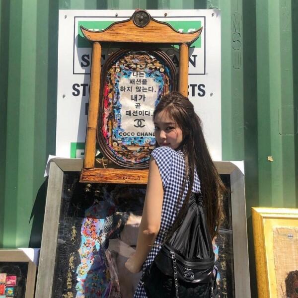 10 Gaya Fashionable BLACKPINK jadi Turis di Universal Studio Hollywood