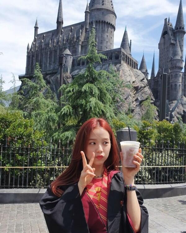 10 Gaya Fashionable BLACKPINK jadi Turis di Universal Studio Hollywood