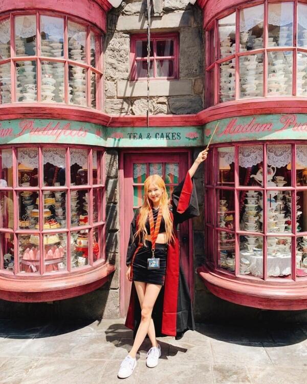 10 Gaya Fashionable BLACKPINK jadi Turis di Universal Studio Hollywood