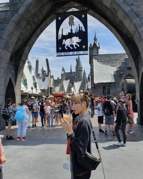 10 Gaya Fashionable BLACKPINK jadi Turis di Universal Studio Hollywood