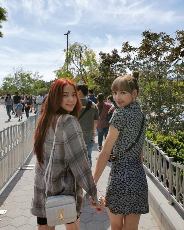 10 Gaya Fashionable BLACKPINK jadi Turis di Universal Studio Hollywood