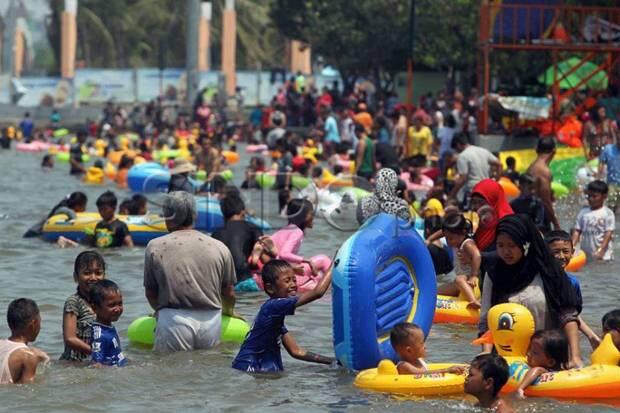 Jelang Sore Taman Impian Jaya Ancol Dipadati 17.853 Orang