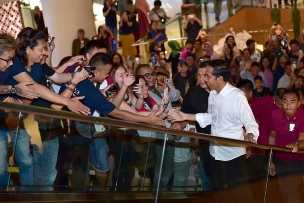 Pengunjung Mal Grand Indonesia Berebut Salami Jokowi