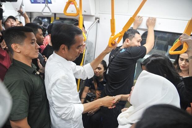 Berdiri, Jokowi Menjajal MRT dari Stasiun HI Menuju Lebak Bulus
