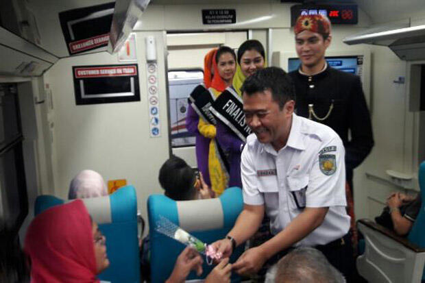 Hari Kartini, PT KAI Bagi-bagi Bunga dan Souvenir di Stasiun Gambir