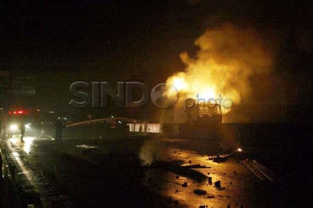 Parkir Sembarangan di Pinggir Jalan, Truk Tronton Hangus Dibakar Massa