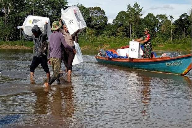 Perjuangan Aparat Babinsa Mengawal Kotak Suara di Desa Terpencil Kalbar
