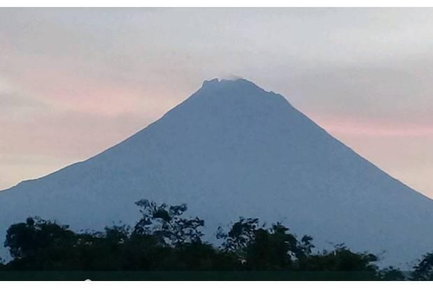 Merapi Kembali Keluarkan Awan Panas Sejauh 1,1 Kilometer