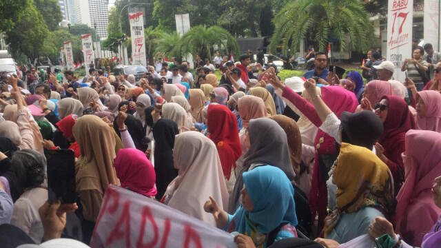  Emak-emak Pro Prabowo Demo di Depan KPU, Desak Bekerja Jujur