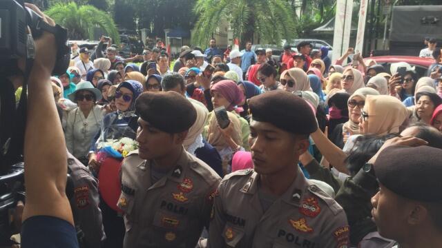  Emak-emak Pro Prabowo Demo di Depan KPU, Desak Bekerja Jujur