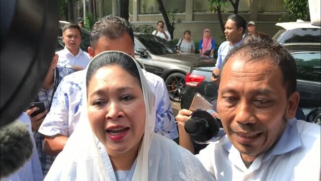 Titiek Soeharto Tinggalkan Kediaman Prabowo Subianto di Kertanegara