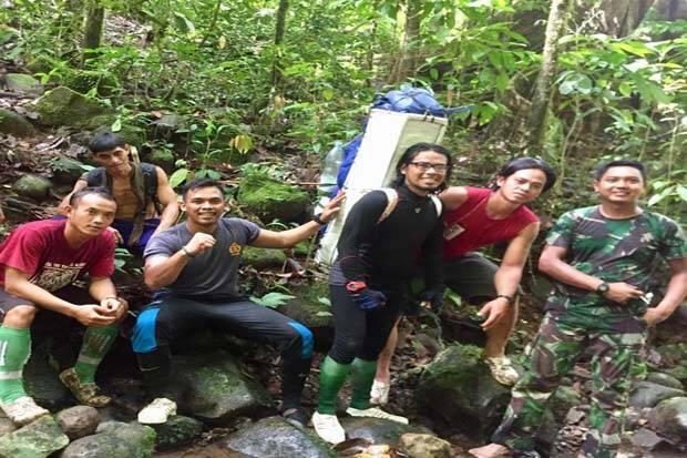 Kawal Kotak Suara, Aparat Jalan Kaki 2 Hari Lewati Hutan