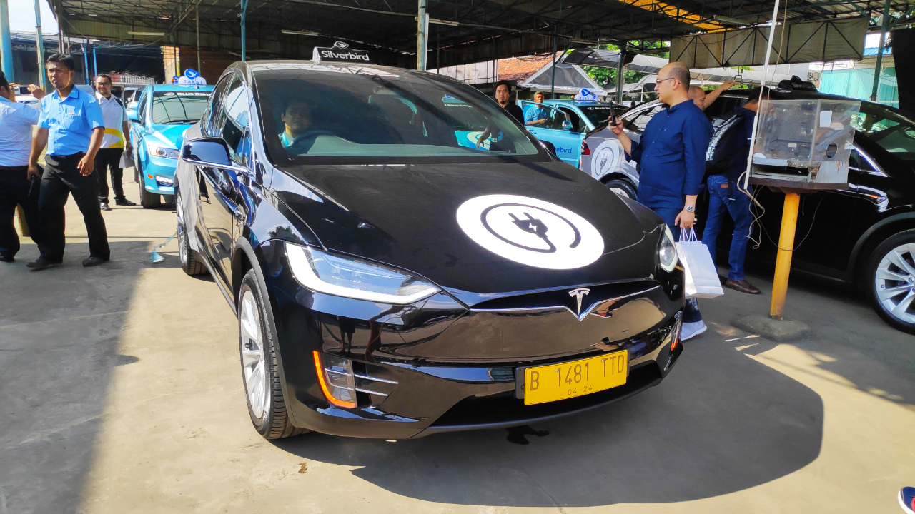 Bluebird Sediakan Taksi Sultan, Pakai Tesla Cuy!