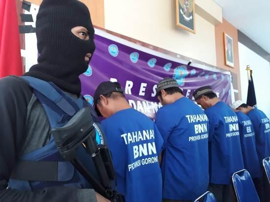 Bandar Narkoba Serahkan Diri Setelah Istri dan Anak Digelandang ke BNNP