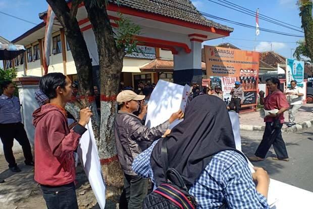 Diduga Hilangkan Kasus Politik Uang, Bawaslu Blitar Didemo