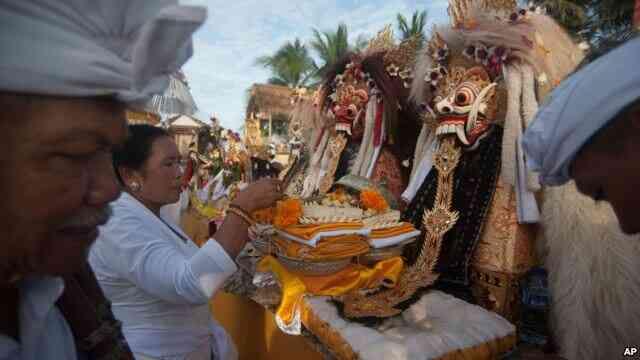 Indonesians Fight to Keep Mystical Religion of Java Alive