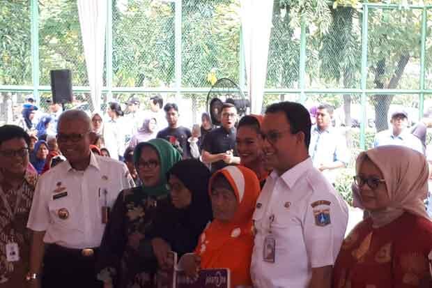 Anies Baswedan Sebut Penerima Kartu Lansia Costumer Prioritas