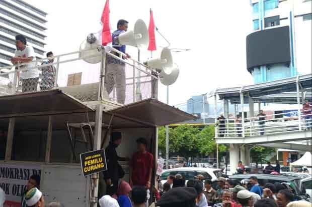 Digeruduk Ratusan Pendemo, Bawaslu Dijaga Water Cannon