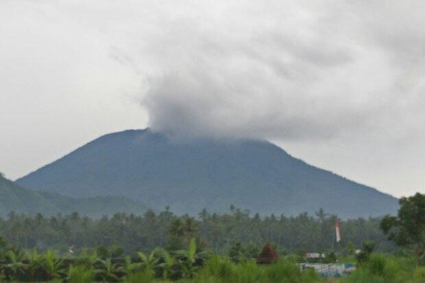 Gunung Merapi Muntahkan Awan Panas Berulang Kali