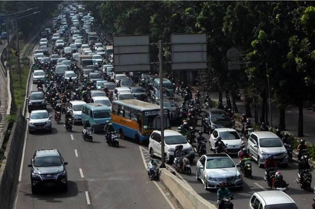 Denda Merokok Saat Berkendara Efektif Turunkan Tingkat Kecelakaan