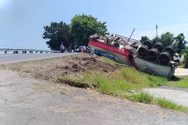 Truk Tangki Semen Terguling, Jalur Pantura Kendal Tersendat