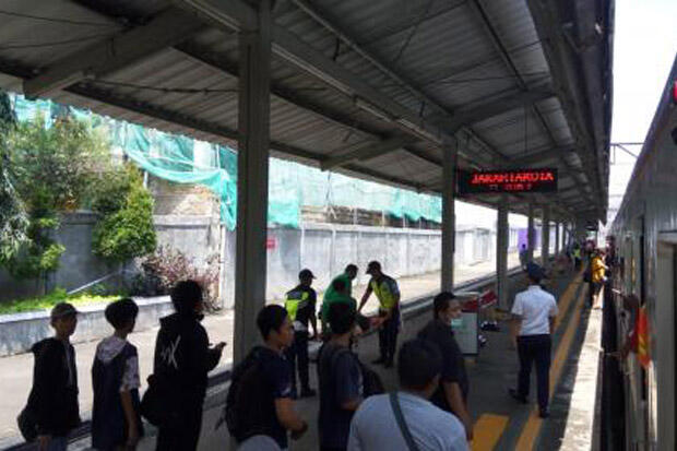 Perempuan Hamil Melahirkan di Commuter Line, Langsung Dibawa ke RSUI