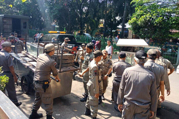 Puluhan Lapak PKL di Sukmajaya Depok Diangkut Satpol PP