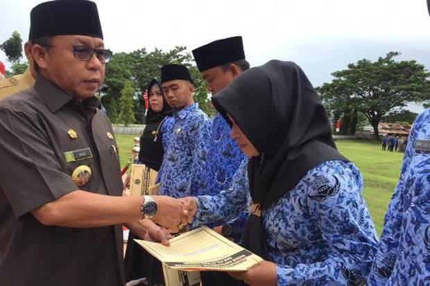 Peringati Hari Otda, Bupati Pasangkayu Serahkan SK CPNS Formasi 2018