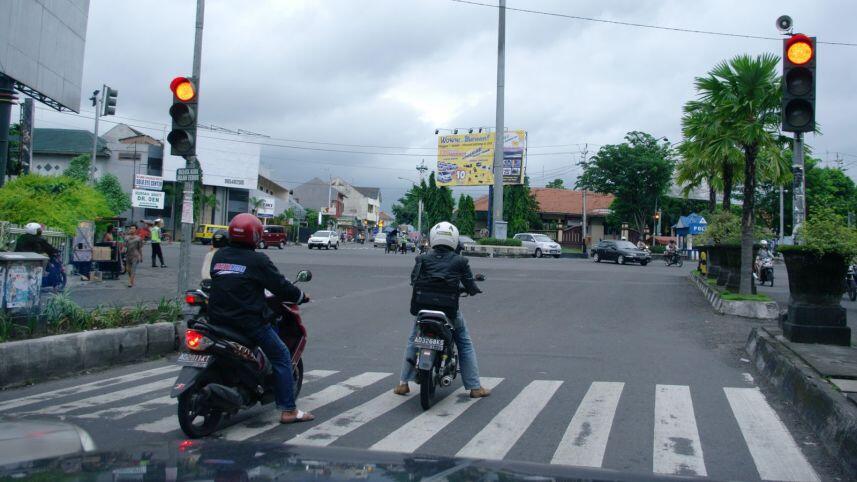 Yang Lain Udah Ke Bulan, Pengendara Indonesia Masih Gagap Lampu Kuning &amp; Hazard 