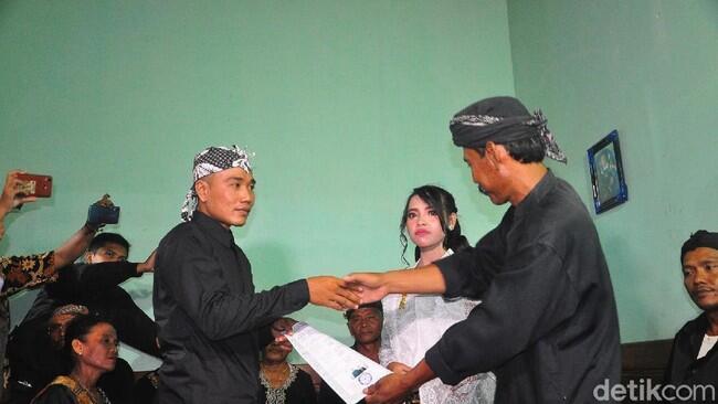 Pemerintah Resmi Catat Pernikahan Sedulur Sikep di Kudus