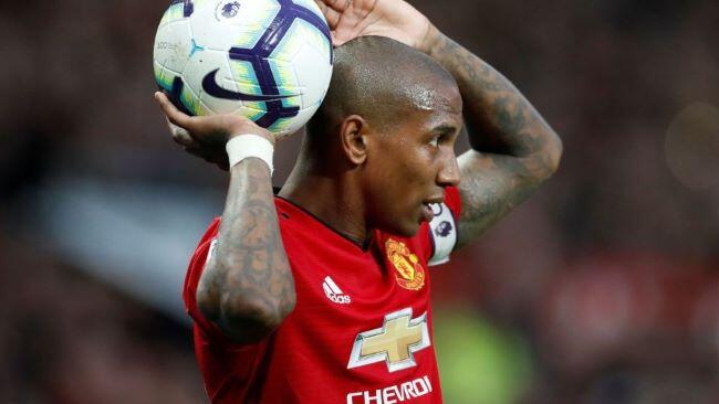 Ashley Young, Enaknya Dibuang atau Disayang?