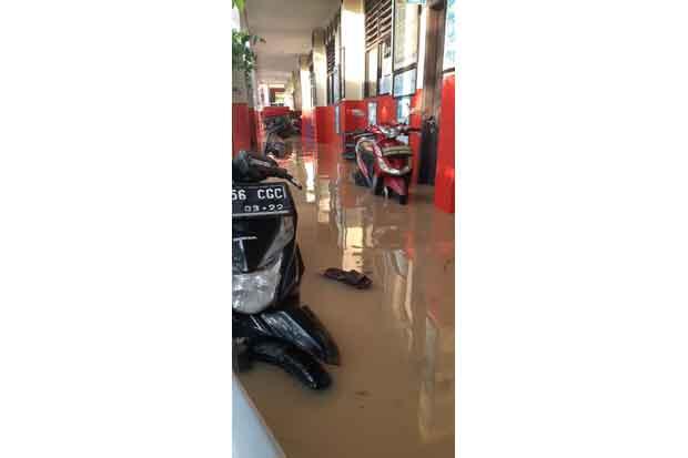 Banjir Kiriman Bogor Juga Rendam Kantor dan Sekolahan di Tangerang