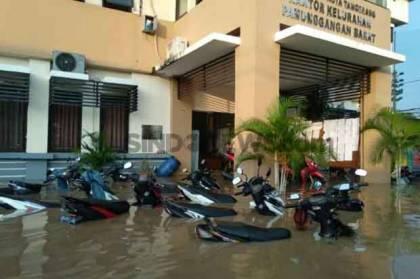 Banjir Kiriman Bogor Juga Rendam Kantor dan Sekolahan di Tangerang