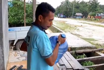 Kisah Tukang Antar Galon Raih 1 Kursi di DPRD Muna Barat