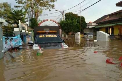 Cisadane Meluap, Sebagian Jalan di Kota Tangerang Terendam Banjir