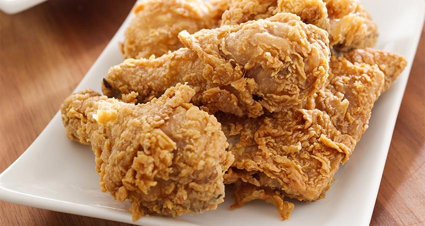 PARAH! Makan AYAM CRISPY Ada BULUNYA!, Seorang IBU "NGAMUK" Di Restoran!