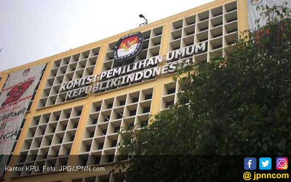 Emak - Emak Demo di KPU: Kalian Curang, Siap - Siap Azab Allah