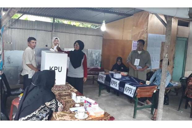 Hujan Tak Surutkan Warga Datangi TPS untuk Mencoblos Ulang