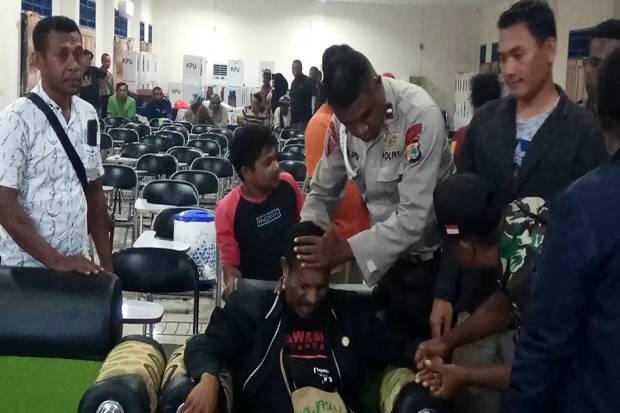 Ketua Bawaslu Raja Ampat Ambruk Saat Beri Penjelasan Rekapitulasi