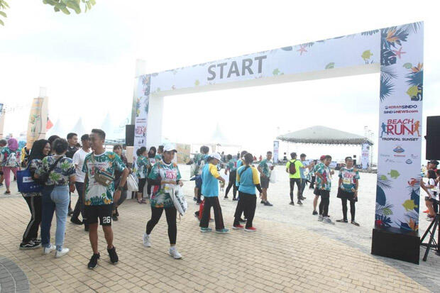 Koran Sindo dan Sindonews.com Gelar Beach Run Tropical Sunset di Ancol