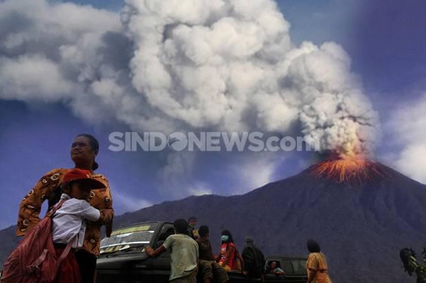 Diselimuti Kabut, Gunung Merapi Muntahkan Awan Panas