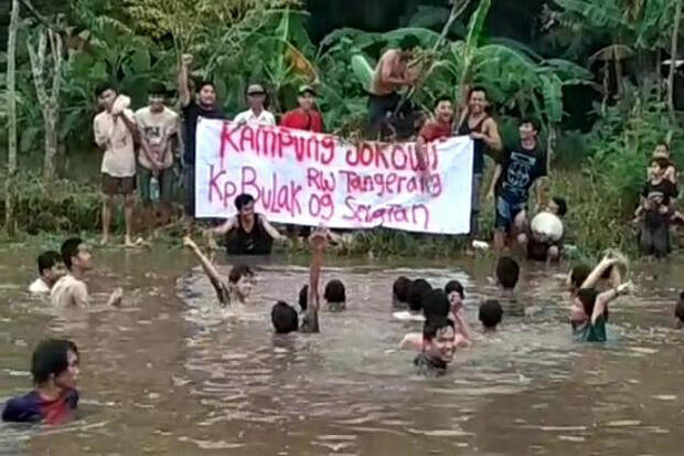 Keseruan Warga dan Relawan Jokowi di Tangsel Ngubek Empang Ramai-ramai