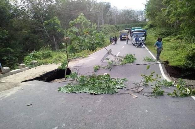 Dihantam Banjir, Jalan Lintas Barat Bengkulu - Sumbar Putus