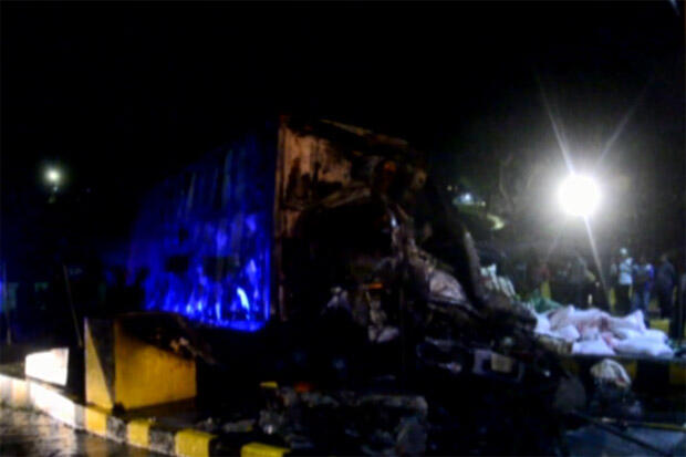 Dihantam Truk Fuso Bermuatan Gula, Colt Diesel Meledak di GT Bakauheni