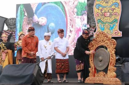 Tarian Kolosal Telek Jumpai Warnai Pembukaan Festival Semarapura