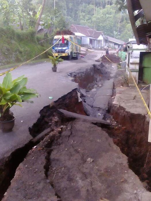 Tanah bergerak sukabumi sangat parah