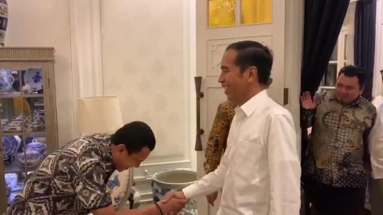 Momen Penuh Tawa Elite TKN Salami dan Sapa Jokowi 'Siap Presiden'