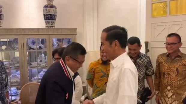 Momen Penuh Tawa Elite TKN Salami dan Sapa Jokowi 'Siap Presiden'