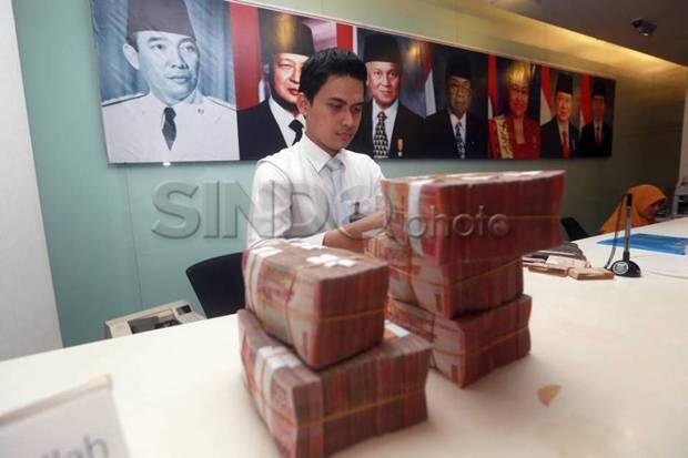 Rupiah Siang Ini Tertekan 21 Poin ke Rp14.229/USD
